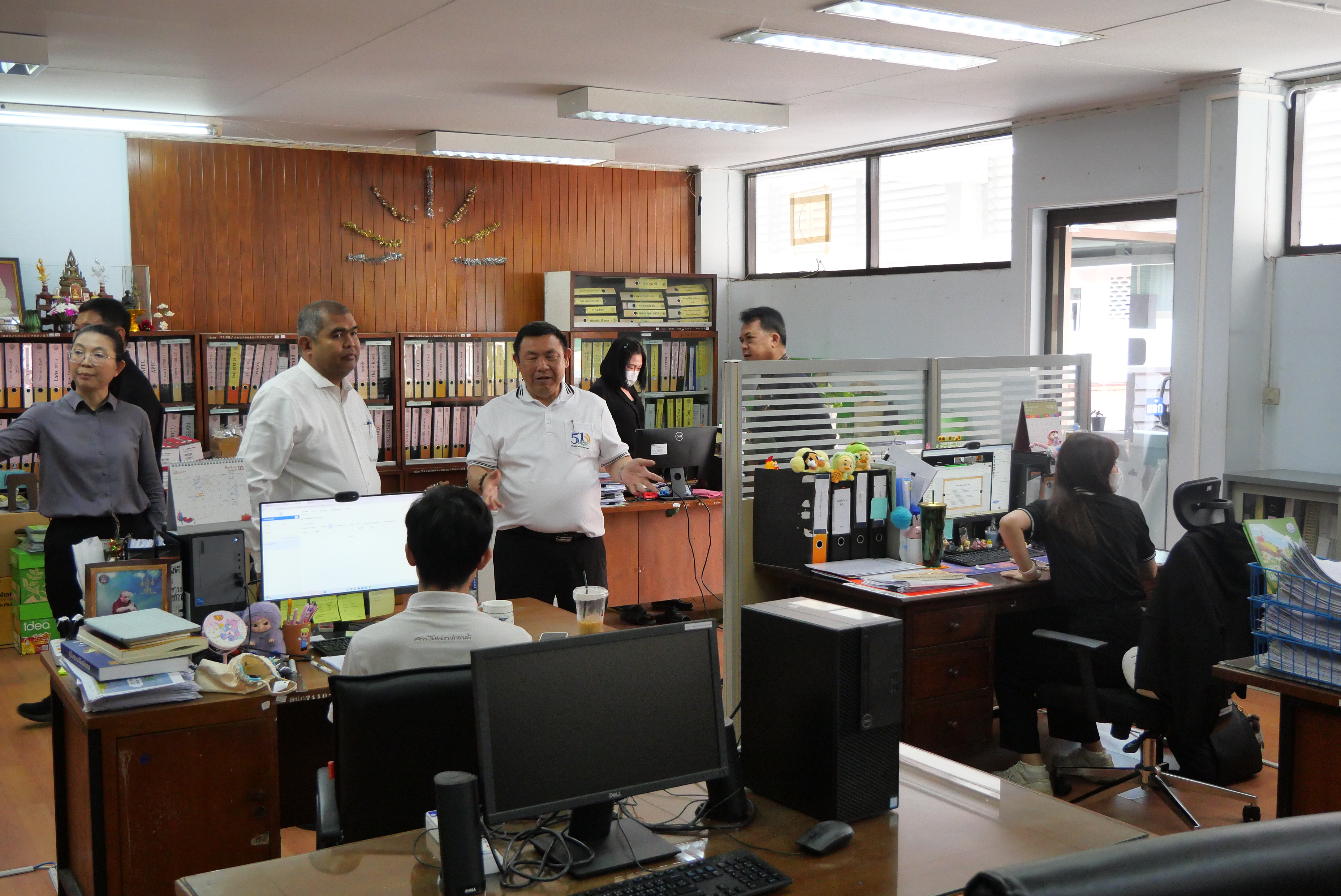 title - เลขาธิการ ส.ป.ก. ตรวจเยี่ยมบุคลากร ส.ป.ก. ถนนราชดำเนินนอก